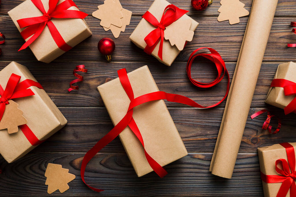 Renkli kurdeleli Noel Kraft hediye kutusu. Samimi Noel natürmortu, doğum günü ya da yeni yıl. - Fotoğraf, Görsel