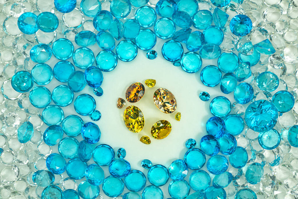 grupo de diamantes dourados dispostos no meio de diamantes azuis  - Foto, Imagem
