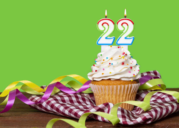 Cupcake con il numero per la celebrazione di compleanno o anniversario; Numero 22. - Foto, immagini