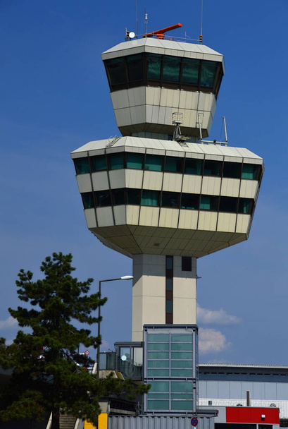 Toren op de voormalige internationale luchthaven in de wijk Tegel in Berlijn, de hoofdstad van Duitsland - Foto, afbeelding