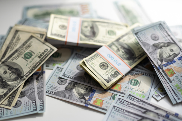 Grote stapel Amerikaans geld liggen in willekeurige volgorde close-up. Hoge kwaliteit foto - Foto, afbeelding