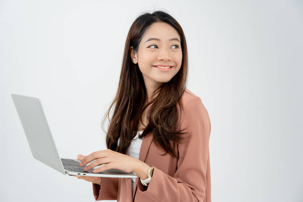 εργαζόμενη γυναίκα, Πορτρέτο του χαμογελαστού κορίτσι της Ασίας με ρούχα εργασίας χρησιμοποιώντας το φορητό υπολογιστή, να καθίσει στο γραφείο και να κάνει έρευνα, αντίγραφο χώρου, ευτυχισμένη χαρούμενη χαριτωμένο επιχείρηση, θετική ενέργεια, επιχειρηματικό σχέδιο, θηλυκό εκτελεστικό - Φωτογραφία, εικόνα
