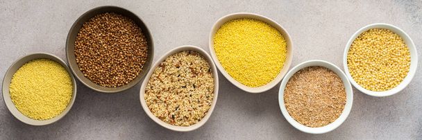 Vari cereali in ciotole banner, vista dall'alto - Foto, immagini