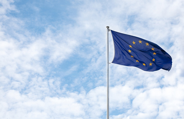 Bayrak Avrupa Birliği mavi gökyüzüne karşı - Fotoğraf, Görsel