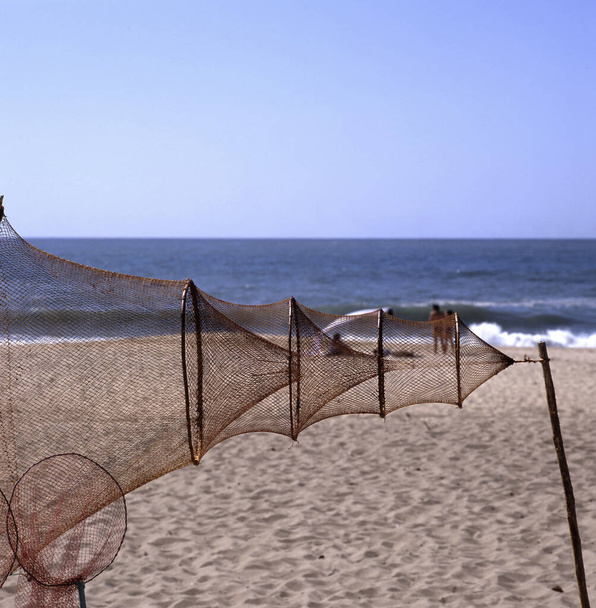 ポルトガルのナザレのビーチで釣り網を乾かす - 写真・画像