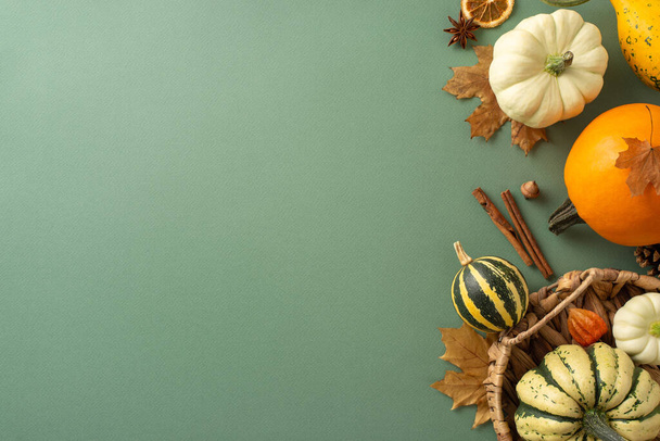 この空中観点から秋の恵みの魅力を体験してください. 熟したカボチャと緑の分離された背景に季節的な属性の配置, テキストやプロモーション目的のために設計 - 写真・画像