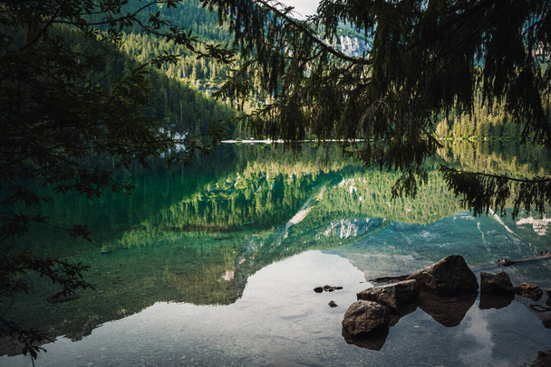 красивий вид на озеро Товель - Фото, зображення