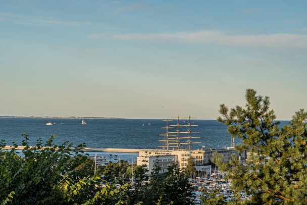Vista desde lo alto del Puerto de Gdynia en un día soleado de verano. - Foto, Imagen