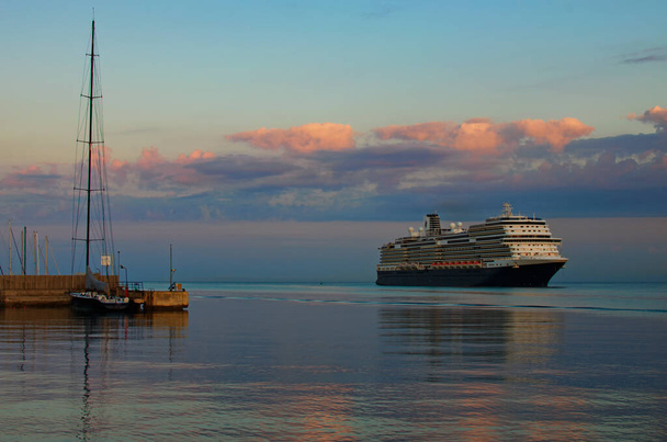 Groot luxe cruiseschip arriveert in de haven van Koper. Reizen en toerisme concept. Prachtige herfstochtend. Reizen en toerisme. - Foto, afbeelding