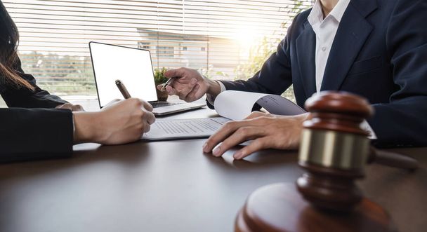 Бізнесмен та юрист обговорюють діловий договірний документ для юридичних консультацій в офісі адвокатів.. - Фото, зображення