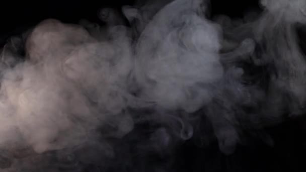 Zwevende rook op een zwarte achtergrond, barbecue, rokerige distributie - Video