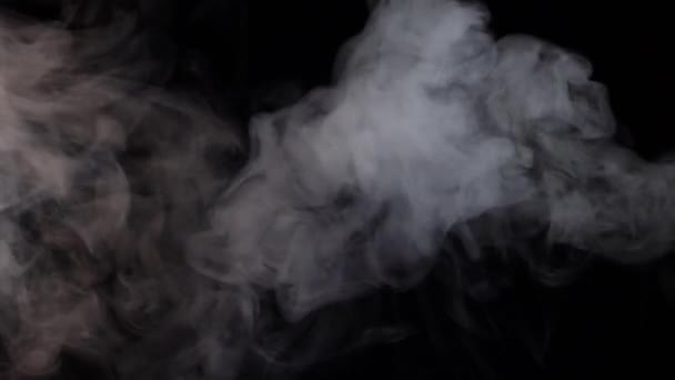 Zwevende rook op een zwarte achtergrond, barbecue, rokerige distributie - Video