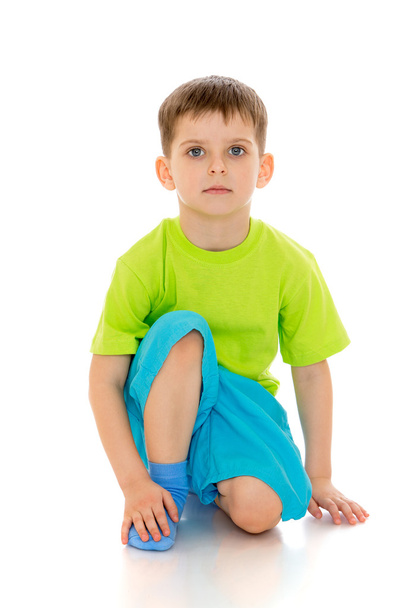 little boy sat down on one leg - Foto, Imagen