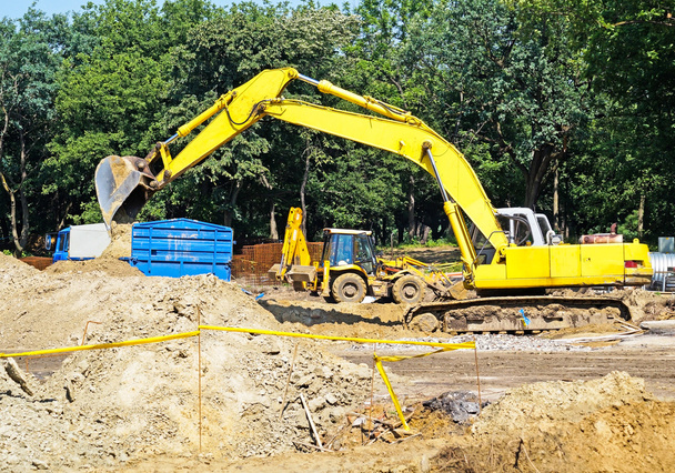 Excavadora está trabajando en el sitio de construcción
 - Foto, Imagen