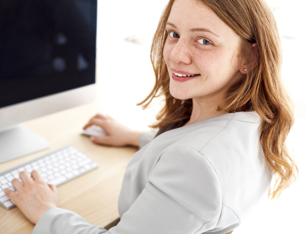 Työskentelevä nainen tietokoneella
 - Valokuva, kuva