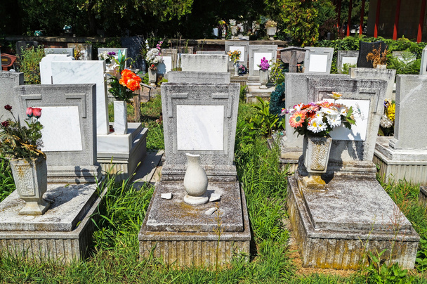 старі надгробки на цвинтарі
 - Фото, зображення