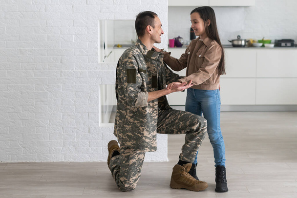 bela pequena filha e pai militar em casa
. - Foto, Imagem