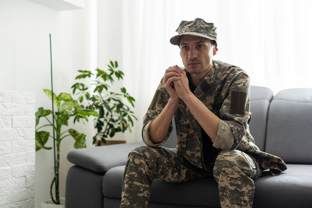 Στρατιώτης κάθεται και μιλάει με τον θεραπευτή του. - Φωτογραφία, εικόνα