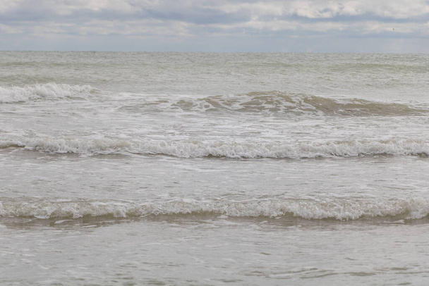 Κύματα στη θάλασσα σε μια συννεφιασμένη μέρα. Αδριατική θάλασσα. - Φωτογραφία, εικόνα