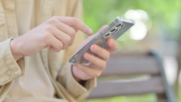Закрытие мужской руки с помощью смартфона на открытом воздухе - Кадры, видео