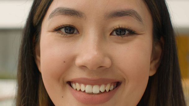Nahaufnahme Gesicht glücklich asiatische Frau lächelnd chinesisch koreanisch japanisches Mädchen Blick auf Kamera Kopf erschossen freudige Dame mit natürlicher Schönheit Make-up zahnloses Lächeln Klient der Kosmetologie zahnärztliche Versorgung - Foto, Bild