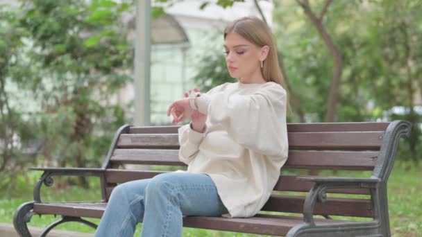 Casual jovem mulher usando relógio inteligente ao ar livre - Filmagem, Vídeo