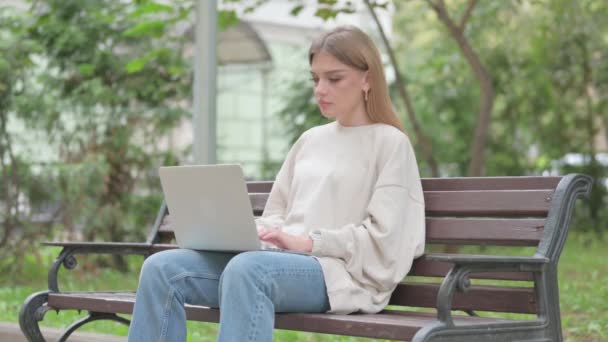 Pulgares hacia abajo por la mujer joven casual en el ordenador portátil al aire libre - Metraje, vídeo