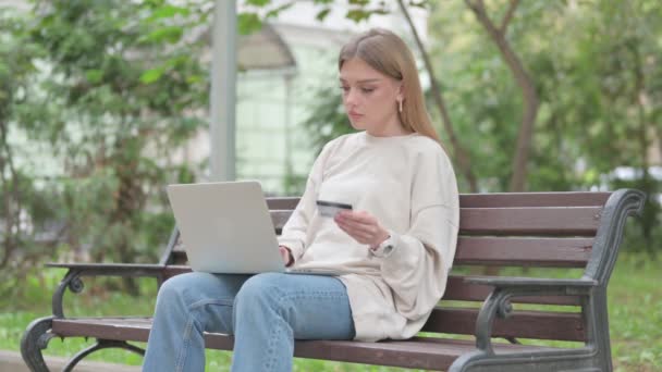 Casual giovane donna sconvolta dal fallimento di pagamento online sul computer portatile all'aperto - Filmati, video