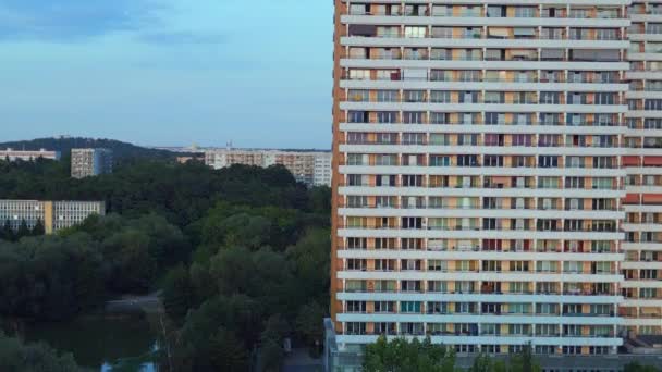 Berlín sídliště Marzahn Německo. Budova panelového systému, panelový bytový komplex, Marzahn Východní Německo zlatá hodina 2023. stoupající dron 4k kinematografický - Záběry, video