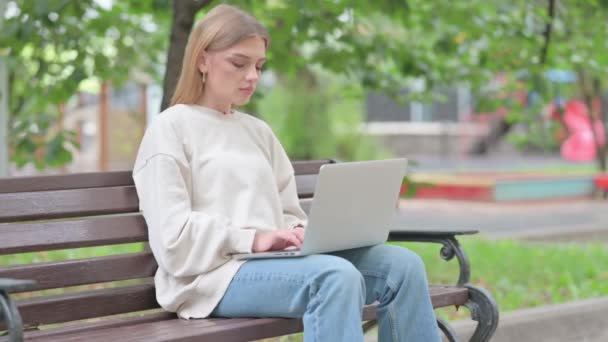 Mujer joven con dolor de muelas Trabajando en el ordenador portátil al aire libre - Metraje, vídeo