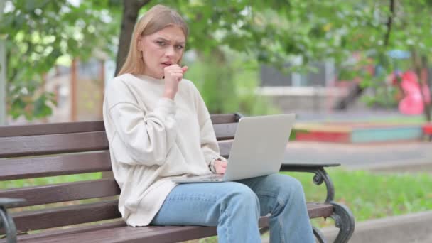 Hustende junge Frau benutzt Laptop im Freien - Filmmaterial, Video
