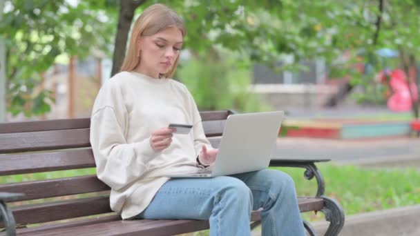 Νεαρή γυναίκα αναστατώθηκε από Online Αποτυχία Πληρωμής στο Laptop Outdoor - Πλάνα, βίντεο