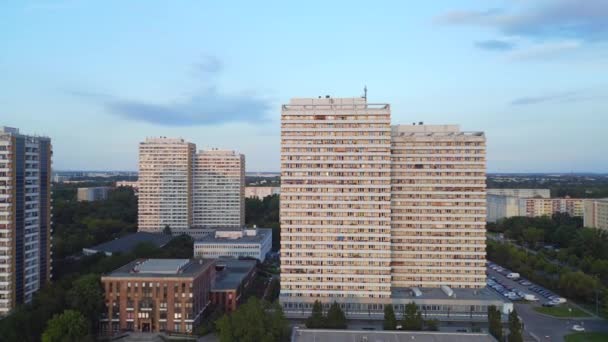 Berlin City Lakótelep Marzahn Németország. Panelrendszer épület, előre gyártott lakópark, Marzahn Kelet-Németország arany óra 2023. panoráma pálya drón 4k mozi - Felvétel, videó
