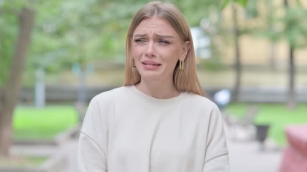 Portret van huilende vrouw staand buiten - Video
