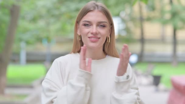 Freiluft-Porträt: applaudierende Frau jubelt für Team - Filmmaterial, Video