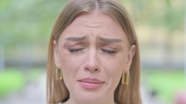 Arc közelről síró nő a szabadban - Felvétel, videó