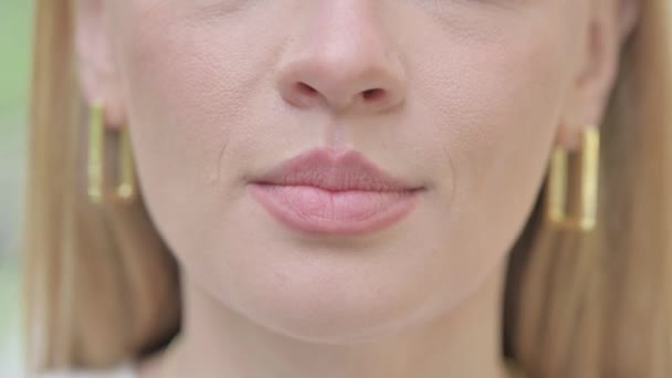 Close Up van vrouwelijke lippen glimlachen - Video
