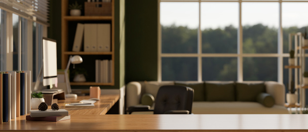 Copie el espacio para mostrar su producto en un escritorio de madera en una oficina privada moderna o un espacio de trabajo en casa con una computadora. 3d render, ilustración 3d - Foto, Imagen