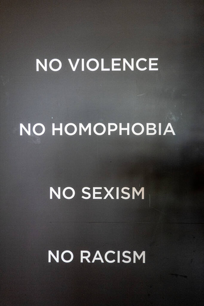 Estocolmo, Suecia 4 de septiembre de 2023 Un cartel en un bar dice en inglés: No Violence, no homophoboa, no sexism, no racism. - Foto, imagen