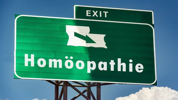Na zdjęciu drogowskaz i znak wskazujący na homeopatię w języku niemieckim.. - Zdjęcie, obraz