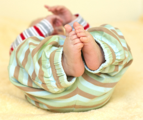 χαριτωμένο μωρό πληρώνει στο ριγέ παντελόνι - Φωτογραφία, εικόνα