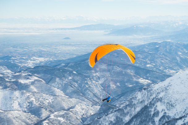 Parapente volando sobre los Alpes
 - Foto, imagen