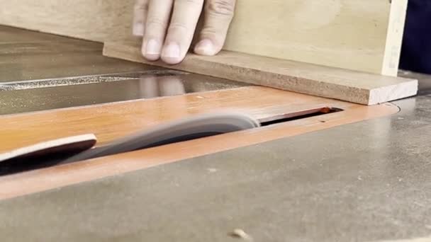 Carpinteiro fazer cortes de chanfro ângulo de 45 graus em uma serra de mesa. - Filmagem, Vídeo