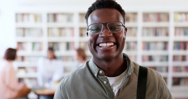 Educación, universidad y biblioteca con rostro de hombre negro en el campus para la investigación, el estudio o el aprendizaje. Sonrisa, futuro y beca con retrato de estudiante en la escuela para conocimiento, libros o universidad. - Imágenes, Vídeo