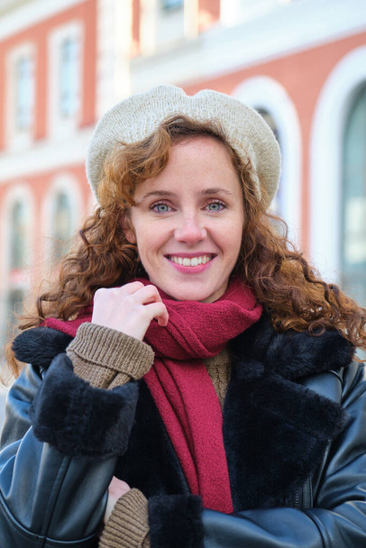 Портрет молодої білої жінки, дивлячись на камеру і посміхаючись взимку
. - Фото, зображення
