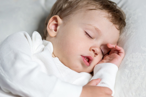 Toddler boy sweetly asleep on a pillow - Foto, imagen