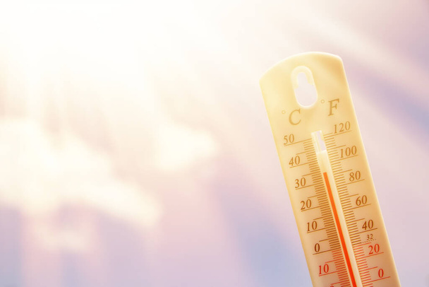 Termometr. Koncepcja letnich upałów lub globalnego ocieplenia klimatu - Zdjęcie, obraz
