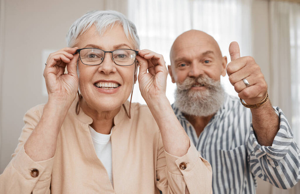 Seniorenpaar, Portrait- und Videoanruf zu Hause für Kommunikation, virtuelle Verbindung und Gespräch. Ältere Menschen, glücklich und online chatten im Wohnzimmer mit Netzwerk, Internet und Händen zum Reden. - Foto, Bild