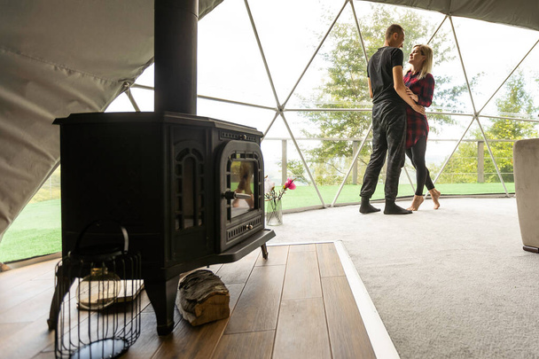 a couple dancing in geo dome tents - Foto, immagini