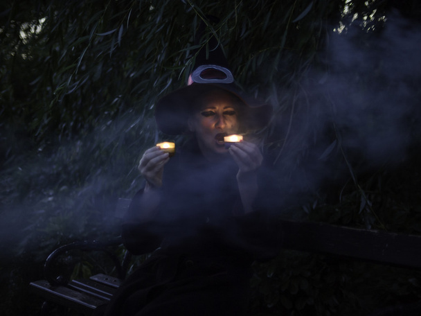Τρομακτικό μάγισσα με δύο κεριά  - Φωτογραφία, εικόνα